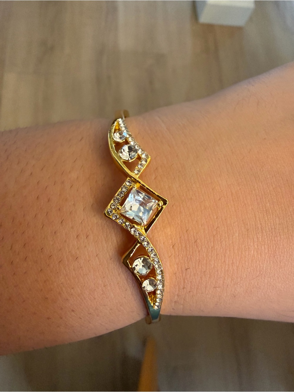 Gold Crystal Accent Women's Bracelet - Elegant Sparkle